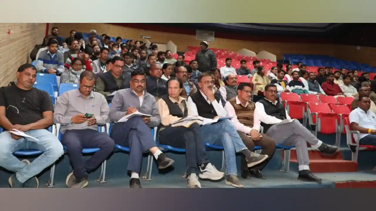 सभी पटवारी दो दिन में शेष ई-केवायसी एवं फार्मर रजिस्‍ट्री का कार्य पूर्ण करें-श्री गामड़