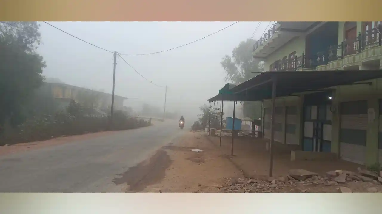 2025 सुबह की शुरुआत घने कोहरे व ठण्ड की ठिठुरन के साथ आमजन ने नगर परिषद से की अलाव की लकड़ी की मांग