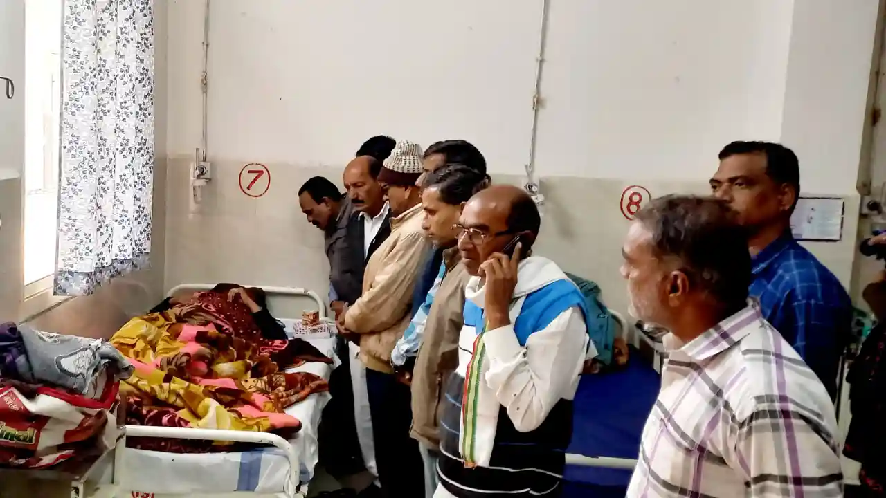 नसबंदी में हुई लापरवाही पीड़ित महिलाओं से कांग्रेसनेताओ ने ली स्वास्थ की जानकारी