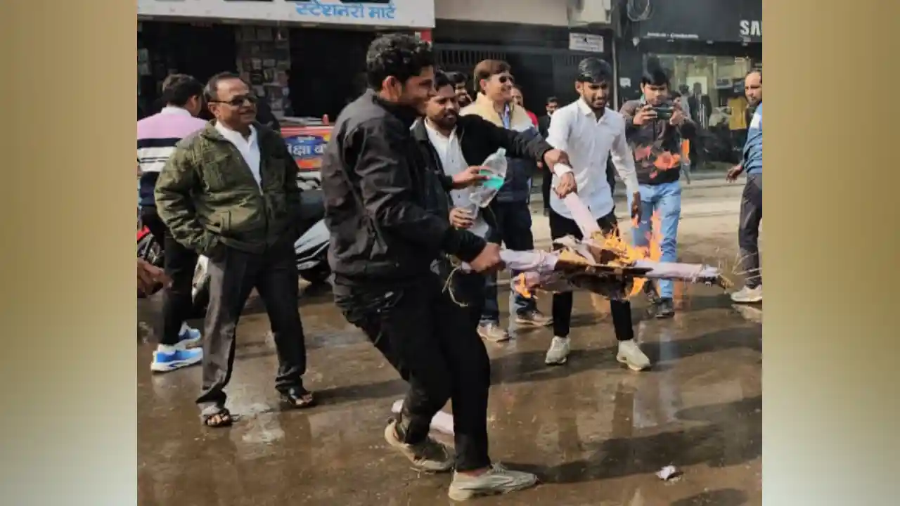 कांग्रेस की राष्ट्रीय नेता प्रियंका गांधी के खिलाफ की गई अभद्र टिप्पणी के विरोध में भाजपा नेता रमेश विधूड़ी का जिला एनएसयूआई ने किया पुतला दहन
