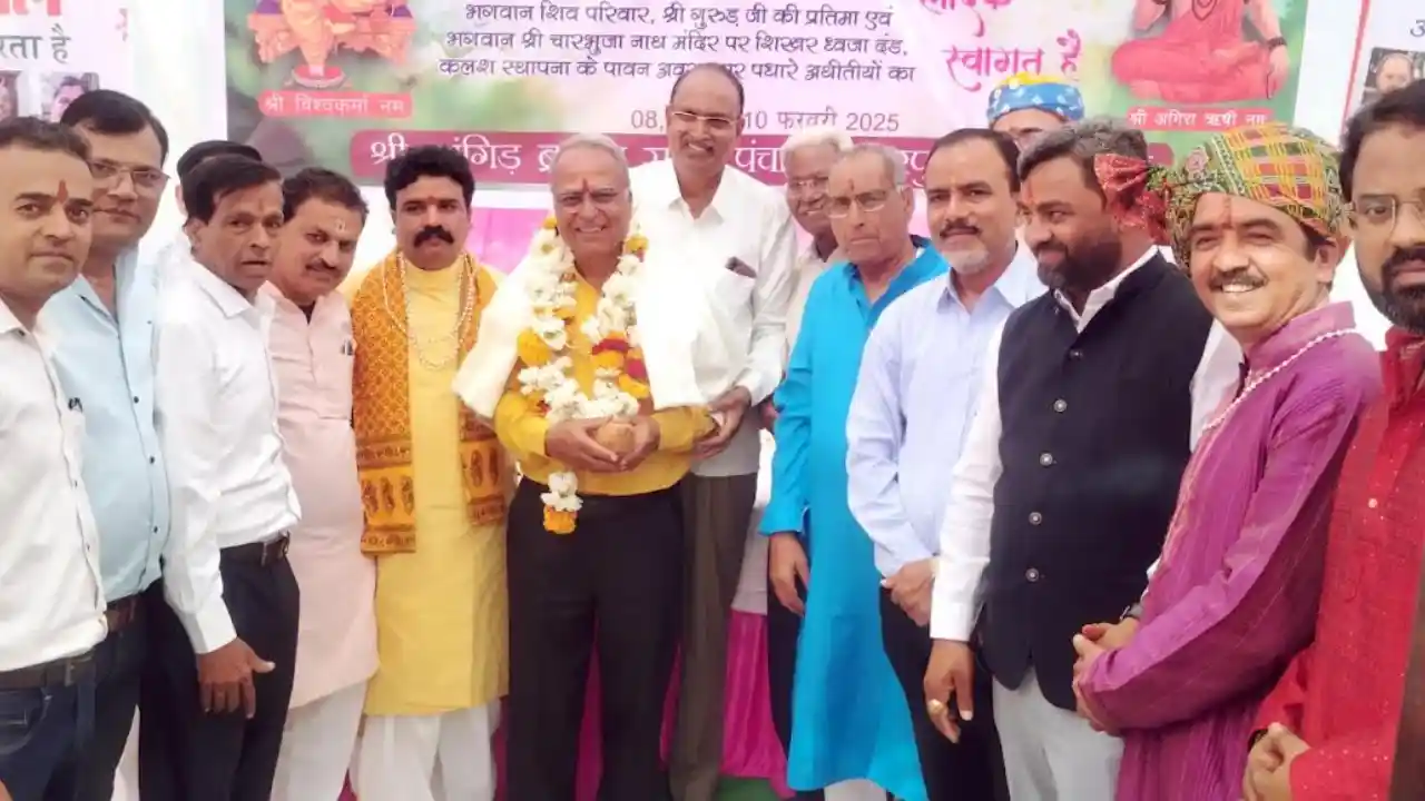 अति प्राचीन चारभुजा नाथ मंदिर पर चढ़ाया गया ध्वजा दंड एवं कलश
