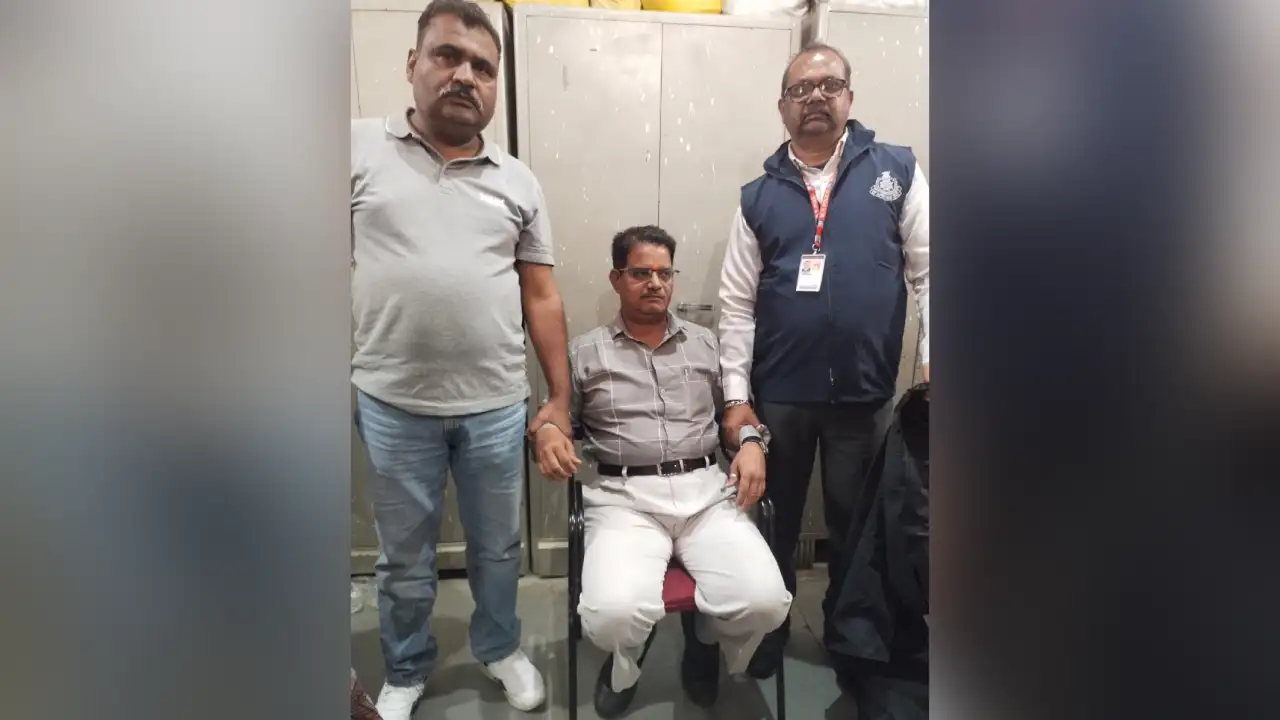 जनपद आलोट जिला रतलाम के सहायक लेखा अधिकारी (मनरेगा )श्री मनीष ललावत उम्र ५० साल को १५ हज़ार की रिश्वत लेते रंगे हाँथो पकड़ा