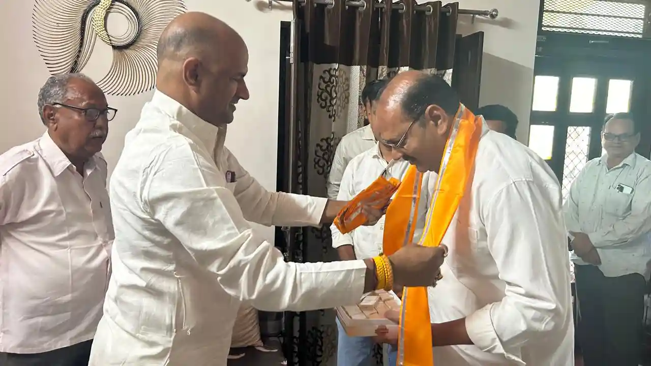 जिला अध्यक्ष कृष्णावत ने पूर्व प्रदेश अध्यक्ष एवं सांसद सीपी जोशी से मुलाकात कर उनका मार्गदर्शन लिया