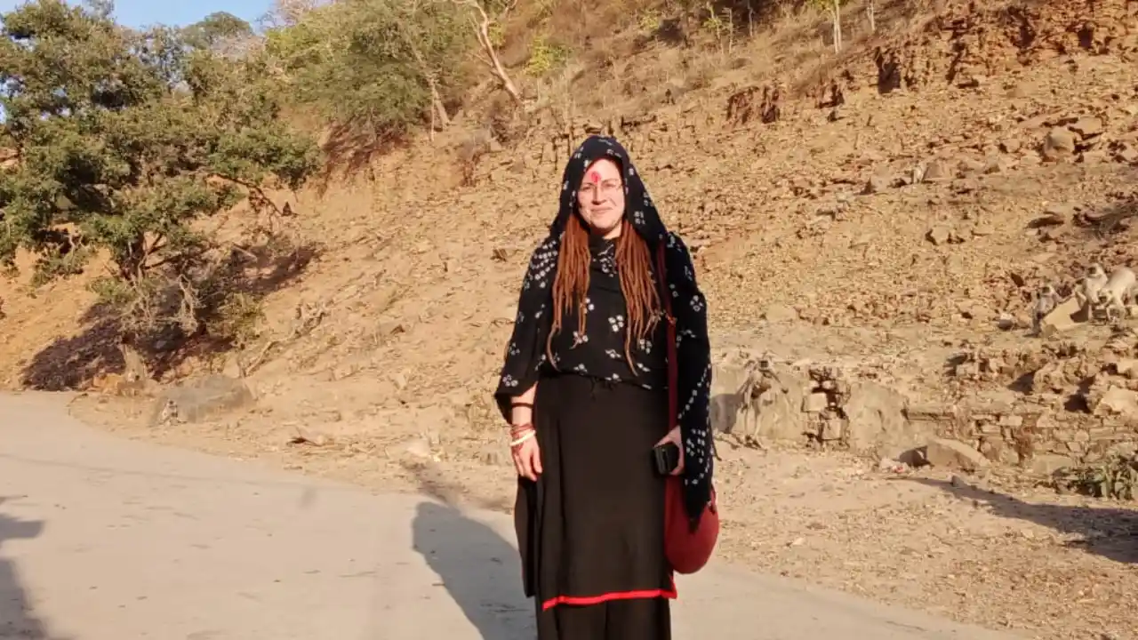 प्रयागराज से उज्जैन जा रहे विदेशी संत साध्वी सुखानंद दर्शन हेतु पहुंचे