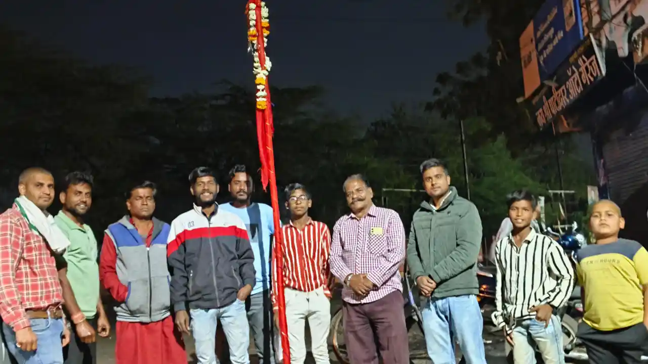मां भवानी गरबा मंडल चौक में रोपा होली का डंडा