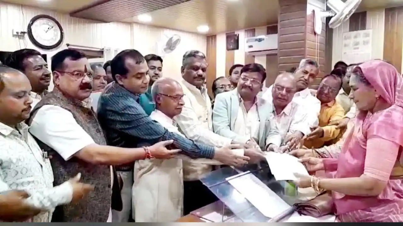 महाराजा अग्रसेनजी की प्रतिमा स्थापना की मांग लेकर नपाध्यक्ष को सौपा ज्ञापन