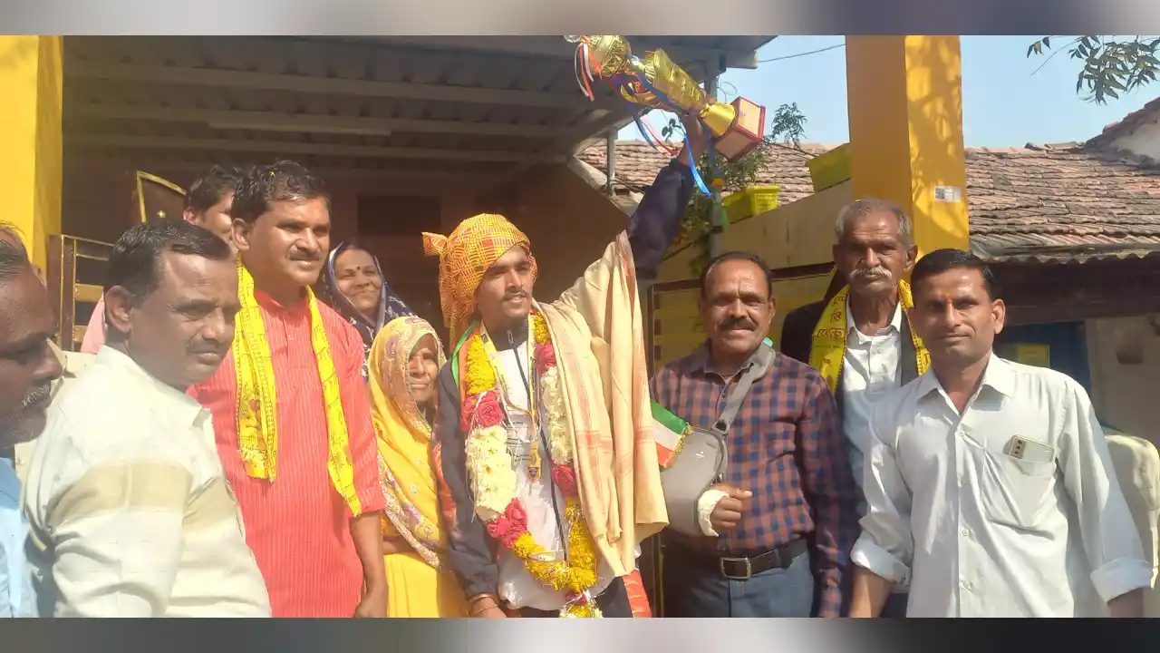 स्काय मार्शल आर्ट में अंतरराष्ट्रीय गोल्ड मेडल जीत कर विनीत भाटी ने भारत देश का नाम रौशन किया