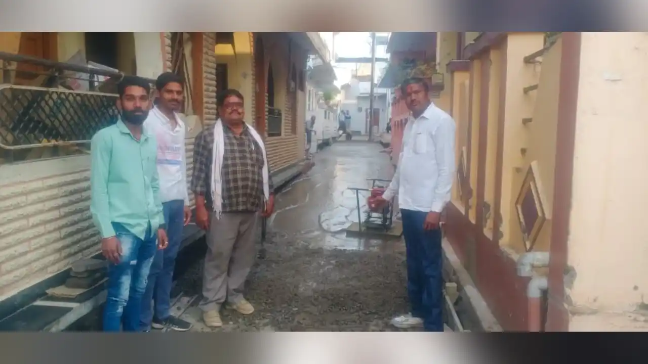 बैंगनपुरा गली का सडक का कार्य हुआ प्रारम्भ, ठेकेदार मौके पर पहुंचे