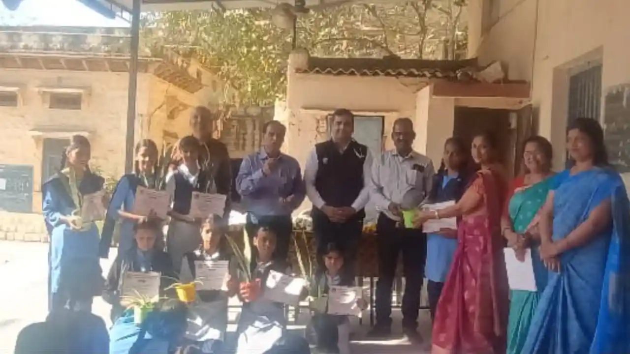 नवाचार: अनुयोग हॉस्पिटल ने स्कूल में बांटे पौधे