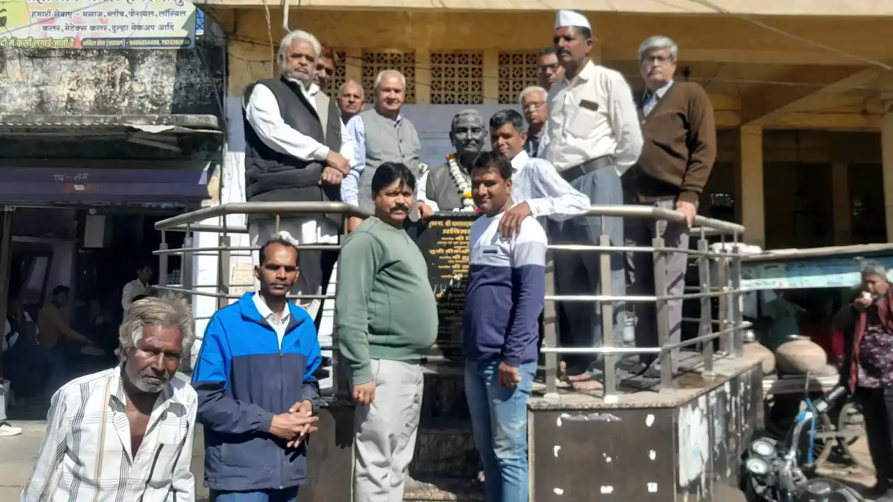 विकास पुरुष स्वर्गीय श्री घनश्याम जी पाटीदार की पुण्यतिथि पर जावद बस स्टैंड पर स्टैचू मूर्ति पर माल्यार्पण पहनाई गई