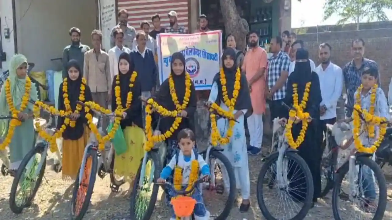 न्यू कास्तकार वेलफेयर सोसाइटी द्वारा किया गया निशुल्क साइकिल वितरण का आयोजन