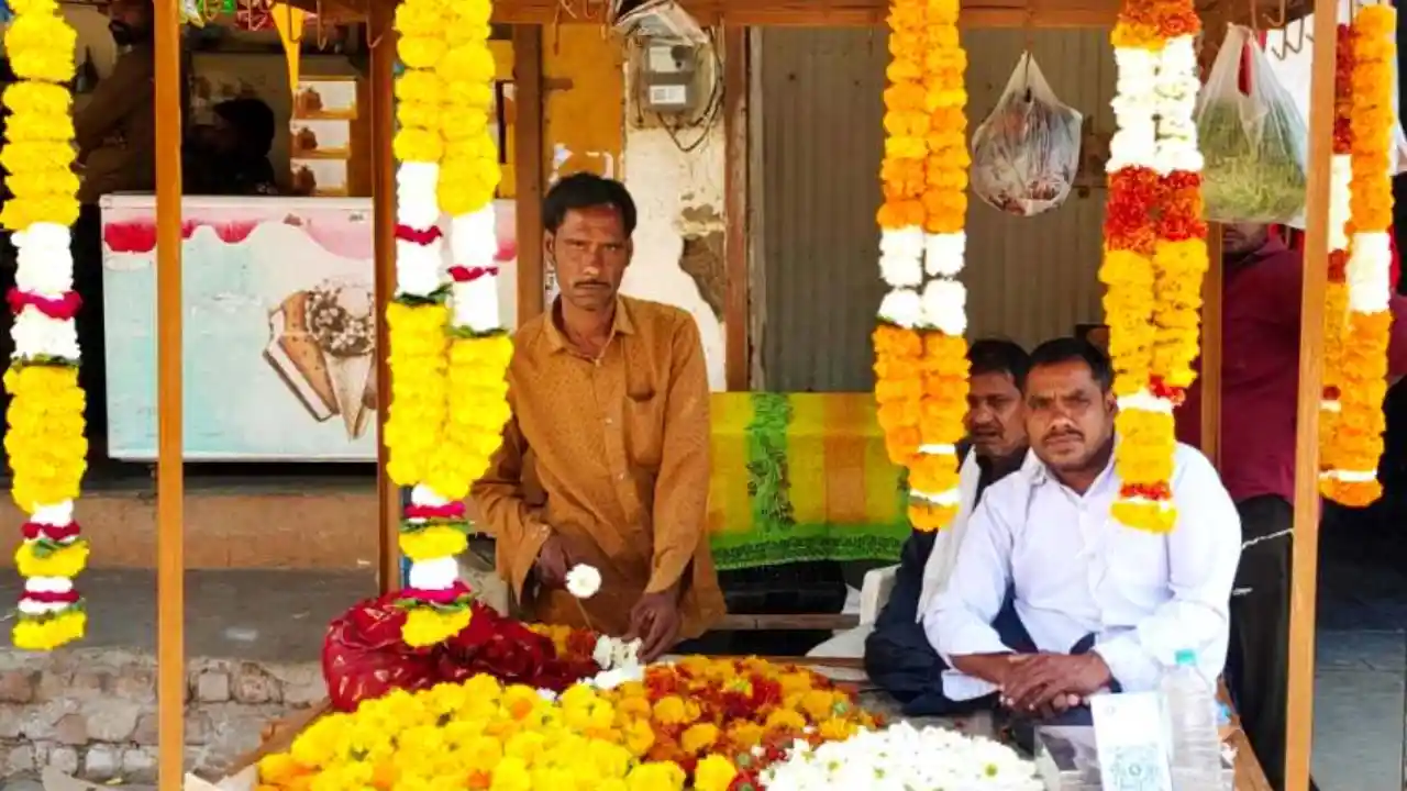 पीएम स्वनिधि योजना से मिले ऋण की सहायता से फूल-मालाओं के व्यापार को मिला बढ़ावा