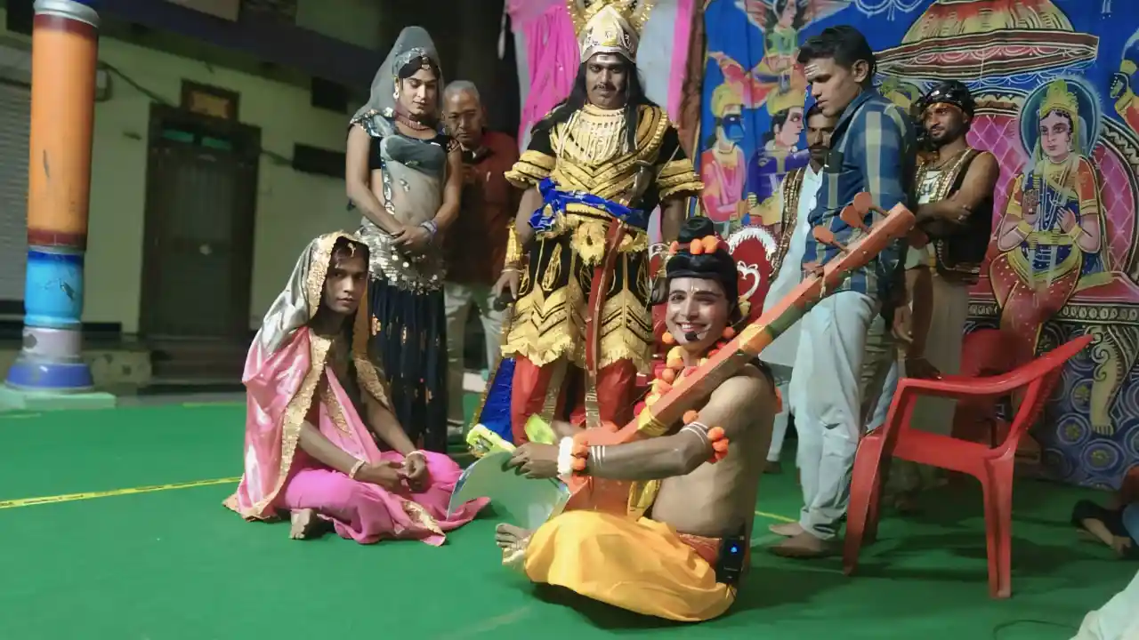 रामलीला के मंच से नारद मोह प्रसंग का कलाकारों ने किया मंचन