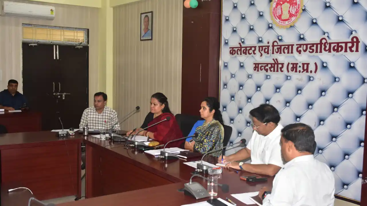 परीक्षा के संबंध में सोशल मीडिया पर भ्रामक जानकारी फैलाने पर होगी सख्त कार्यवाही : कलेक्टर श्रीमती गर्ग