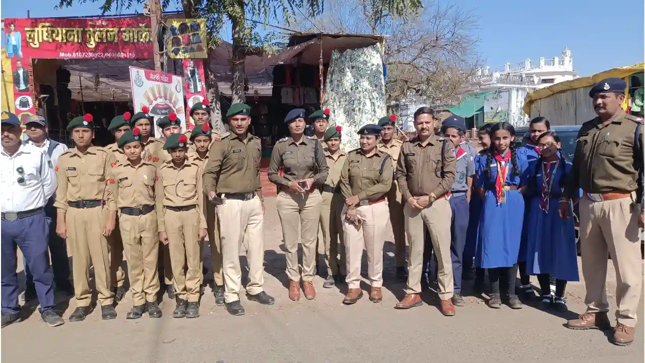 यातायात जागरूकता हेतु पंपलेट का वितरण कर पुष्प गुच्छ से वाहन चालकों का स्वागत