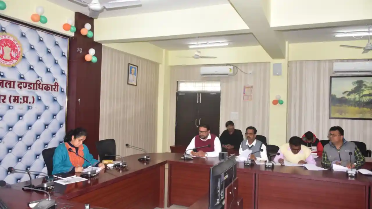 ब्रिज निर्माण के अधूरे कार्यों को समय सीमा में पूर्ण करें : कलेक्टर