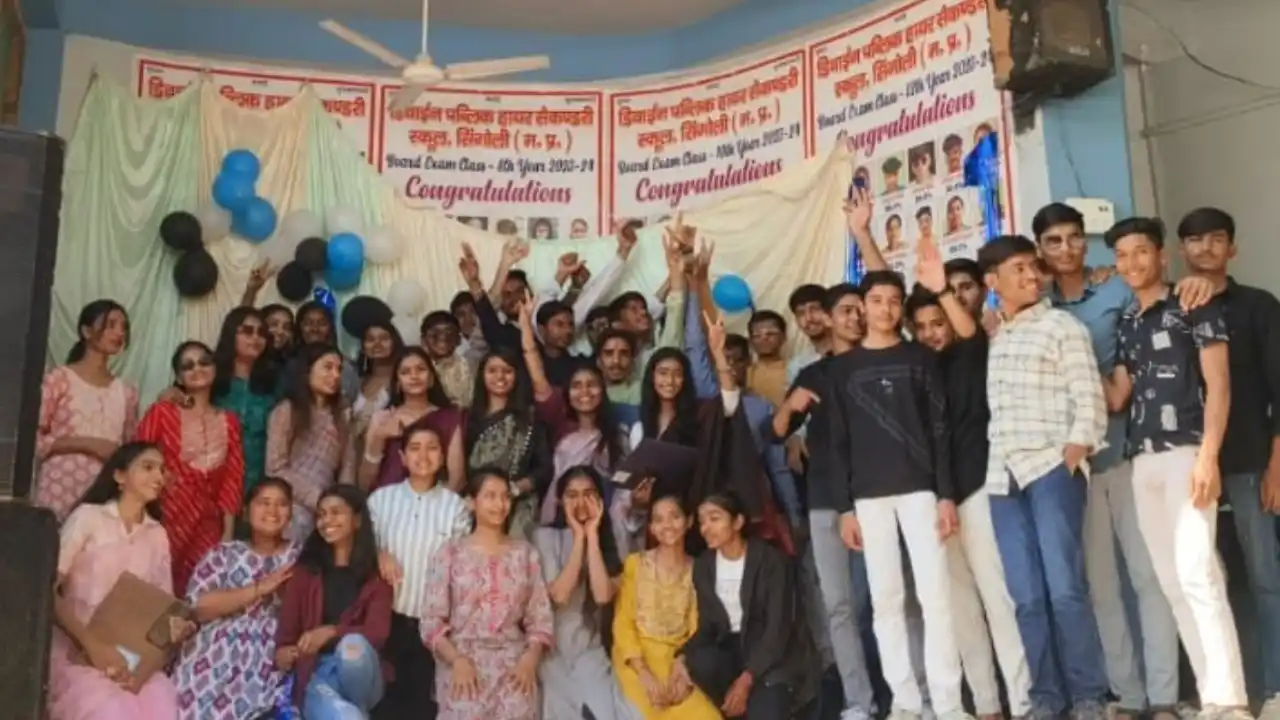 डिवाईन पब्लिक हायर सेकंडरी स्कूल में कक्षा -12वीं का दीक्षांत समारोह सम्पन्न