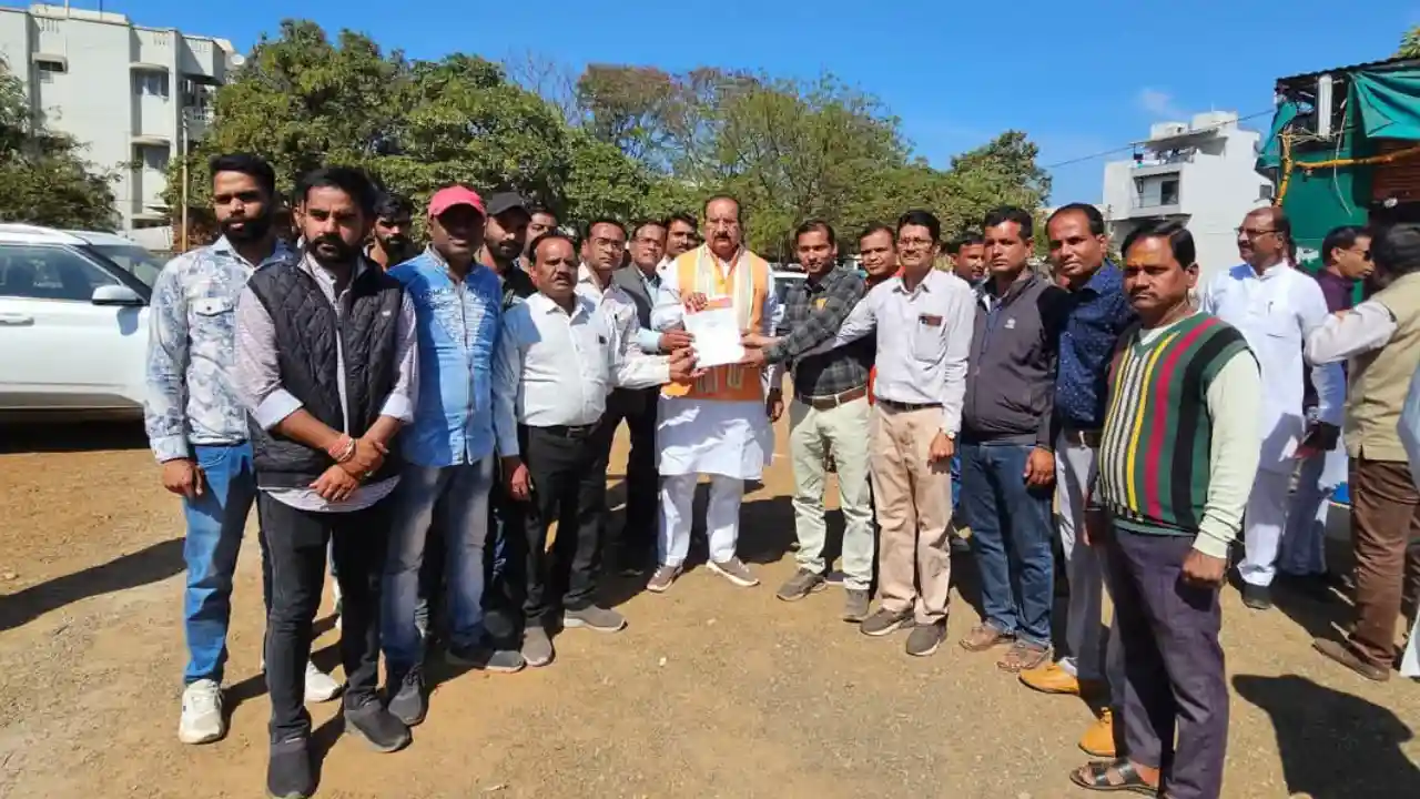 आउटसोर्स श्रमिकों के वेतन को लेकर विधायक को सोपा ज्ञापन !
