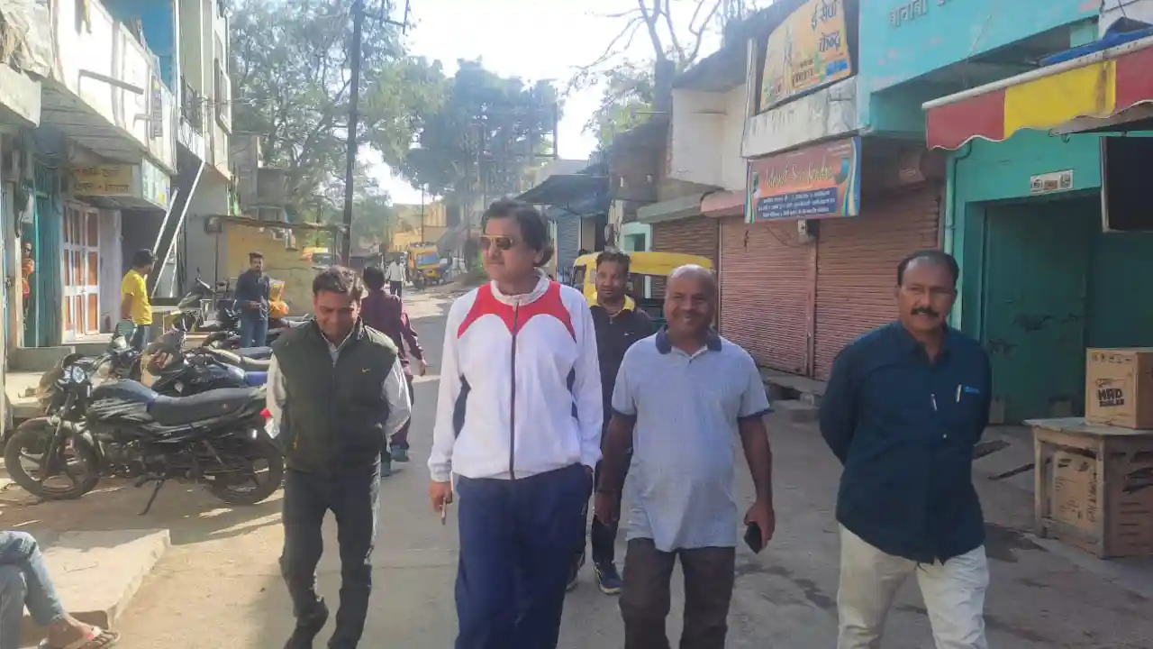 सीएमओ श्री सुधीर कुमार सिंह ने सफाई व्यवस्था का निरीक्षण किया ,सफाई कार्य में लापरवाही करने पर दरोगा व अनुपस्थित कर्मचारियों पर हुई कार्यवाही 