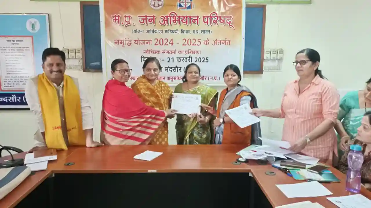 नवांकुर संस्था बाजखेडी को सफल प्रशिक्षण प्राप्त करने पर सम्मानीत किया