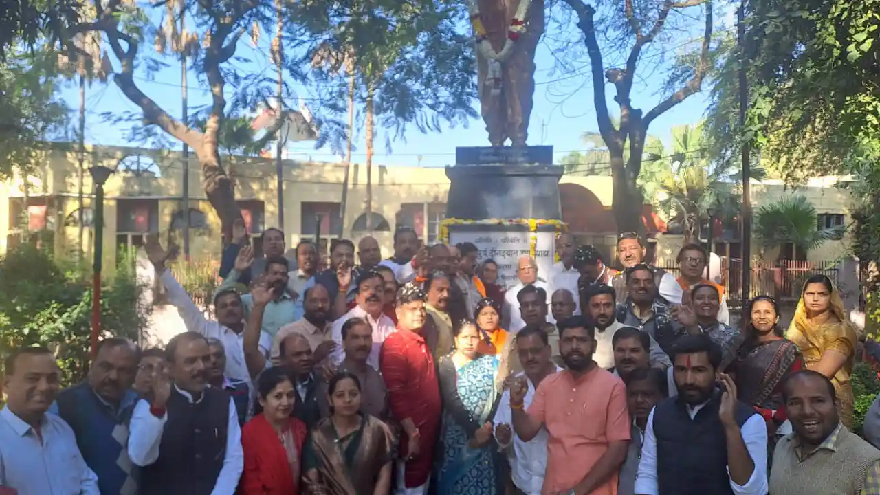 नपाध्यक्ष श्रीमती गुर्जर ने पंडित दीनदयाल उपाध्याय की प्रतिमाओं पर माल्यार्पण किया