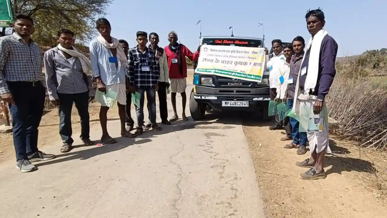 नीमच जिले के प्रगतिशील किसानों का राज्य के बाहर सात दिवसीय भ्रमण दल रवाना
