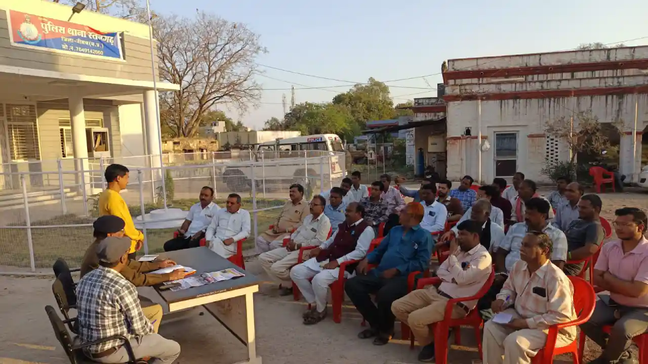 थाना रतनगढ़ परिसर में आगामी त्योहारों के संदर्भ में शांति समिति की मीटिंग का आयोजन किया गया