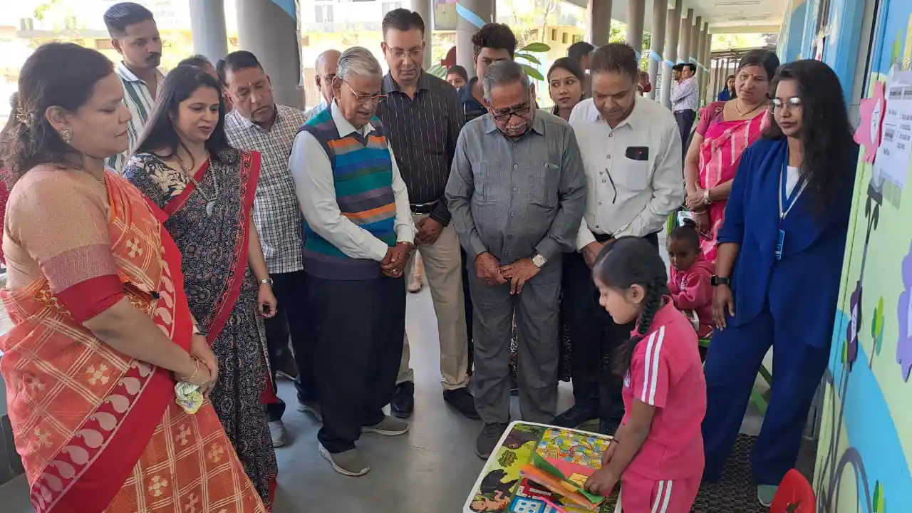 जैन पब्लिक स्कूल के नन्हे मुहे बच्चों ने लगाई एग्जीबिशन अभिभावको एवं शिक्षकों ने बच्चों की प्रतिभा को सराहा 