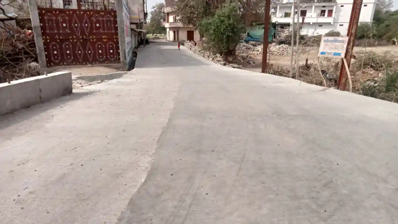 नयागांव में अति प्राचीन ढाबा माता मंदिर सीसी रोड बनकर तैयार हुआ