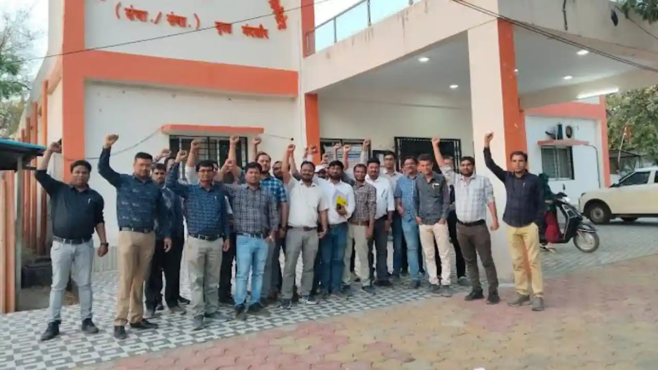दमनकारी नीति के खिलाफ बिजली कम्पनी के अधिकारी हुए लामबंद