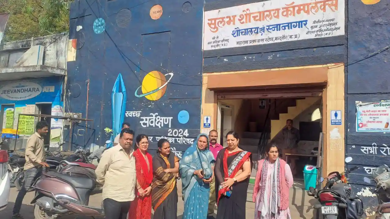 नपाध्यक्ष श्रीमती गुर्जर ने सार्वजनिक शौचालय का निरीक्षण किया