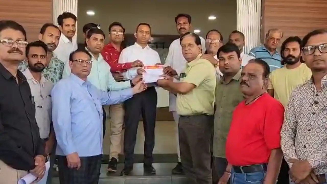 भारतीय मजदूर संघ ने प्रदर्शन कर वित मंत्री के नाम तहसील दार को सौंपा ज्ञापन !