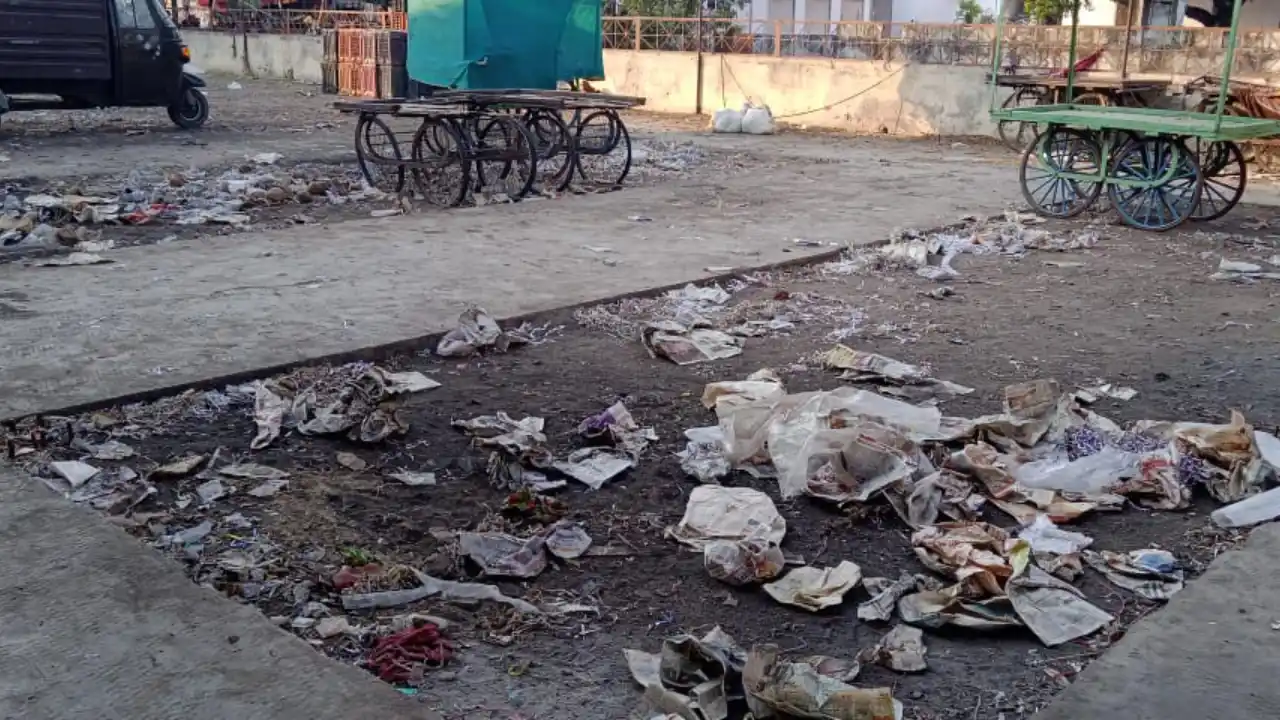एक तरफ स्वच्छता अभियान दूसरी तरफ गंदगी