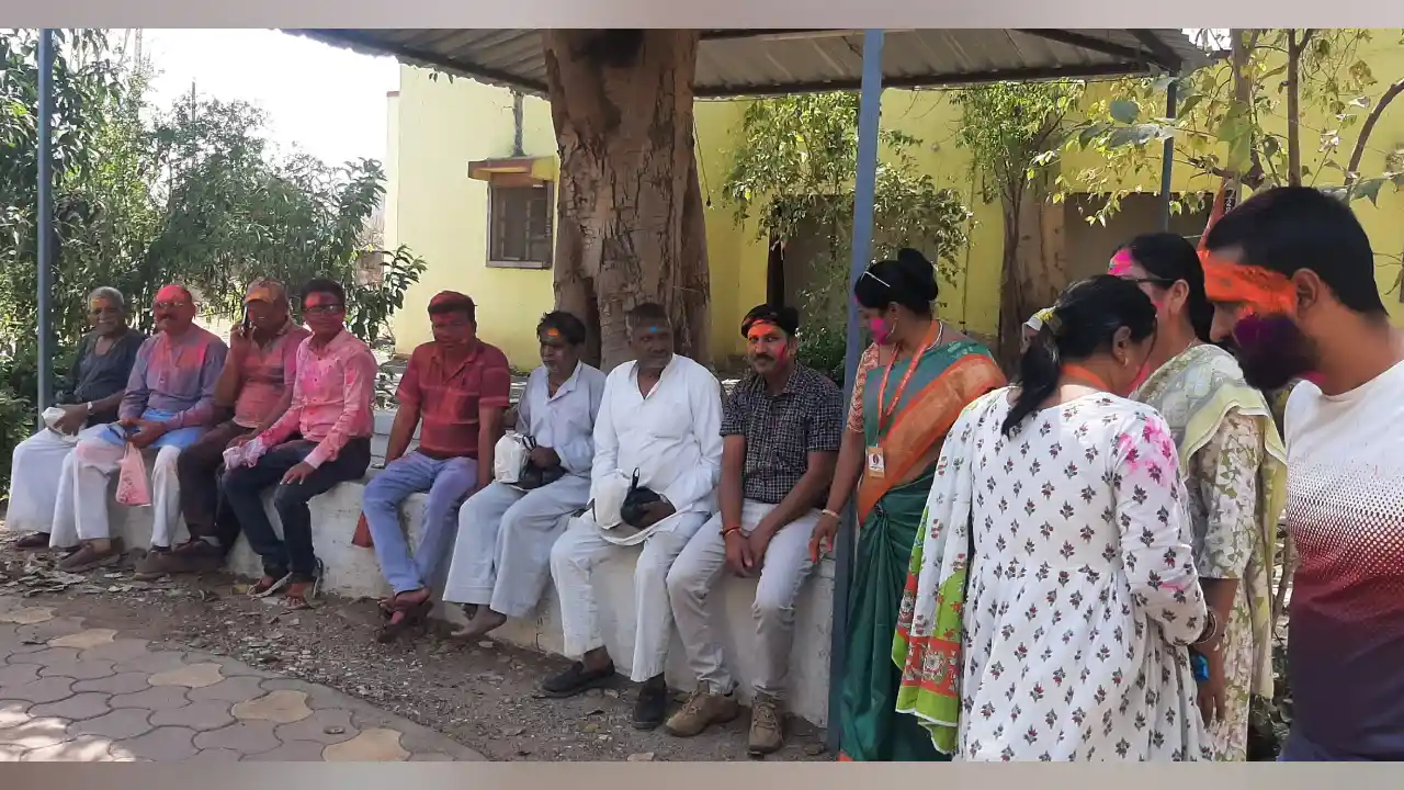 हिन्दू सनातन धर्म मे रंगों का बढ़ा महत्व है, खुशियां बांटने से बढ़ती