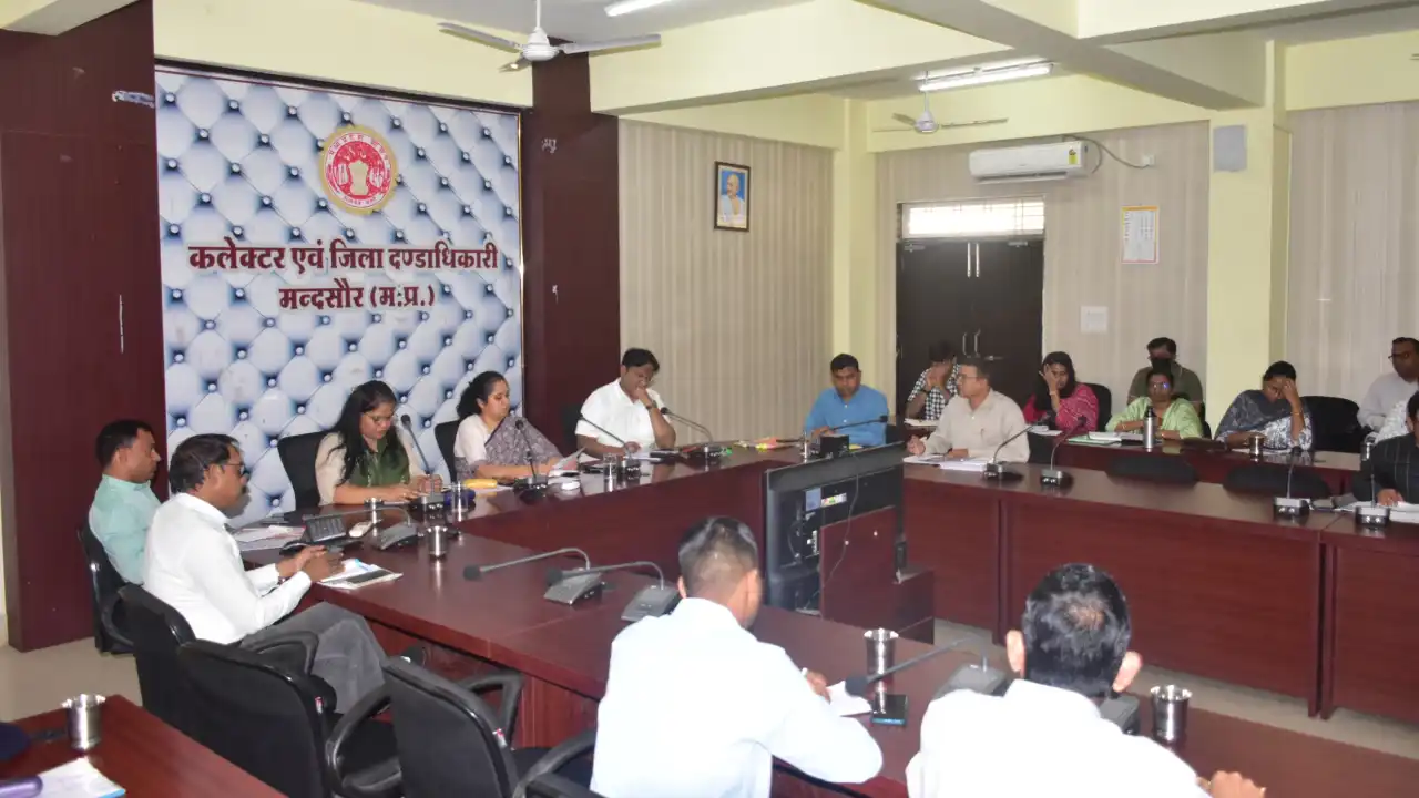 सीएम हेल्पलाइन शिकायतों के निराकरण में गुणवत्ता का विशेष तौर पर ध्यान रखे : कलेक्टर