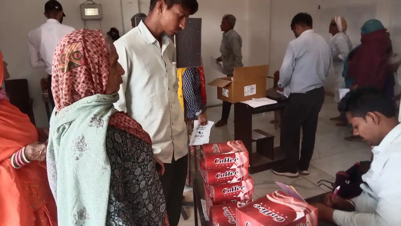 आपरेशन हुऐ रोगियों की नेत्र जाँच कर किये चश्मे दवाई वितरण