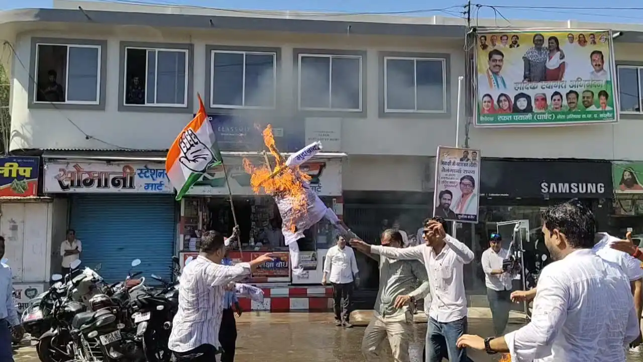 प्रहलाद पटेल मुर्दाबाद, प्रहलाद पटेल इस्तीफा दो इस्तीफा दो जैसे नारे लगाते हुए कांग्रेस जनों ने प्रहलाद पटेल का जिला मुख्यालय पर पुतला फूंका