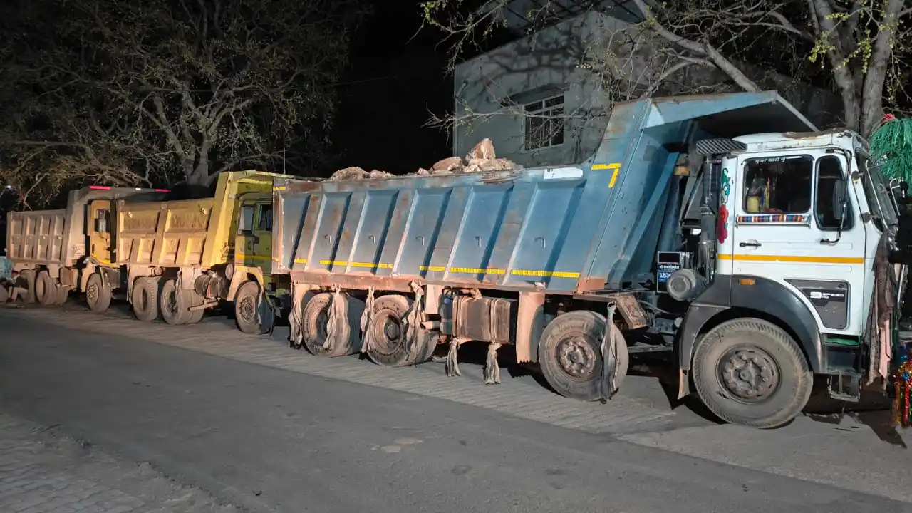 मिट्टी एवं मुरूम का अवैध उत्खनन एवं परिवहन करते हुए 8 डम्पर, एक जे.सी.बी. जप्त