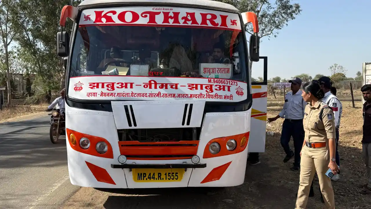 बसों में यात्री यात्रियों की सुरक्षा को लेकर चेकिंग अभियान