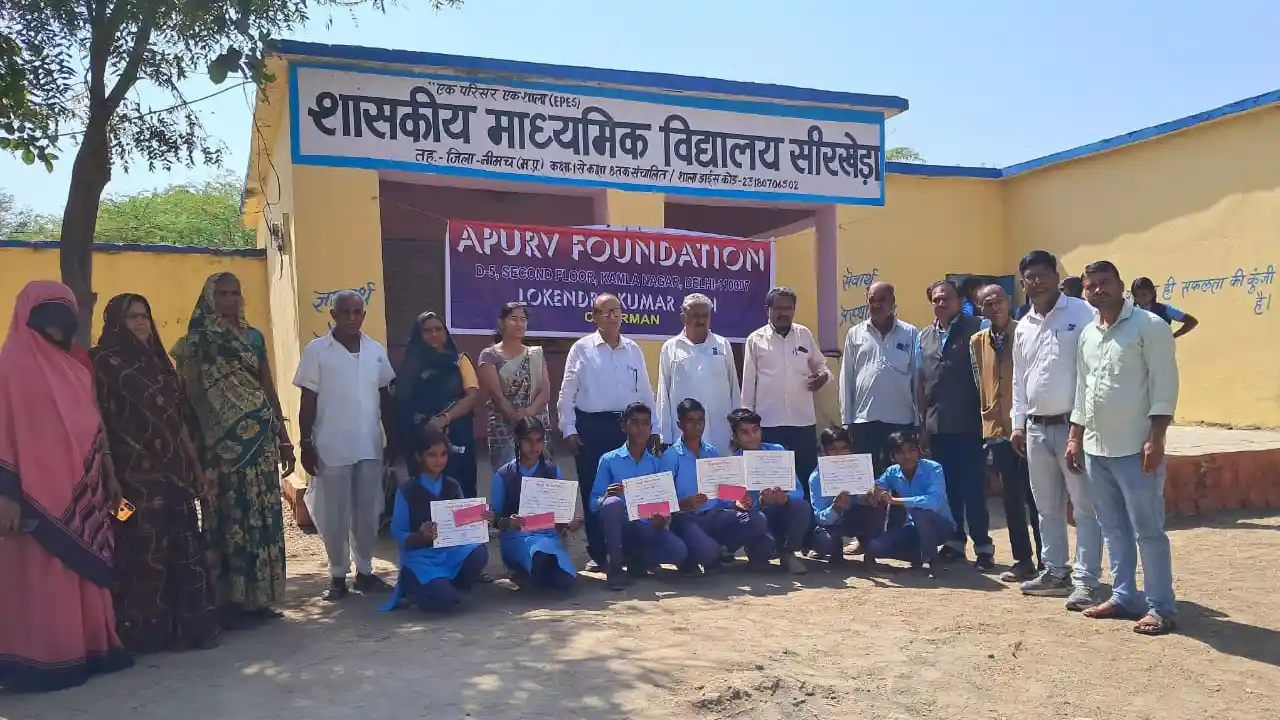 अपूर्व फाउंडेशन दिल्ली ने किया मेधावी छात्र पुरस्कार से सम्मानित।