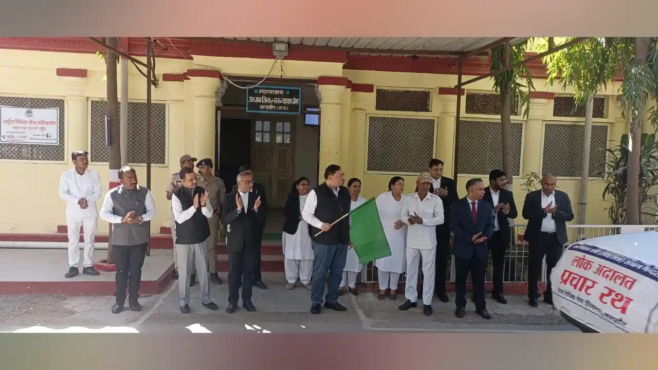 नेशनल लोक अदालत के प्रचार वाहनों को मान. प्रधान जिला न्यायाधीश ने हरी झंडी दिखाकर रवाना किया