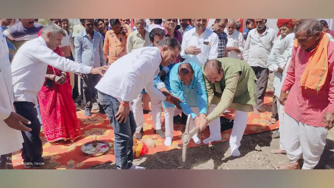 ग्राम भंवरासा में किया लाखो के विकास कार्यो का भूमिपूजन, वही जिलापंचायत अध्यक्ष चौहान ने दिए विकास कार्य के लिए 10 लाख की राशि