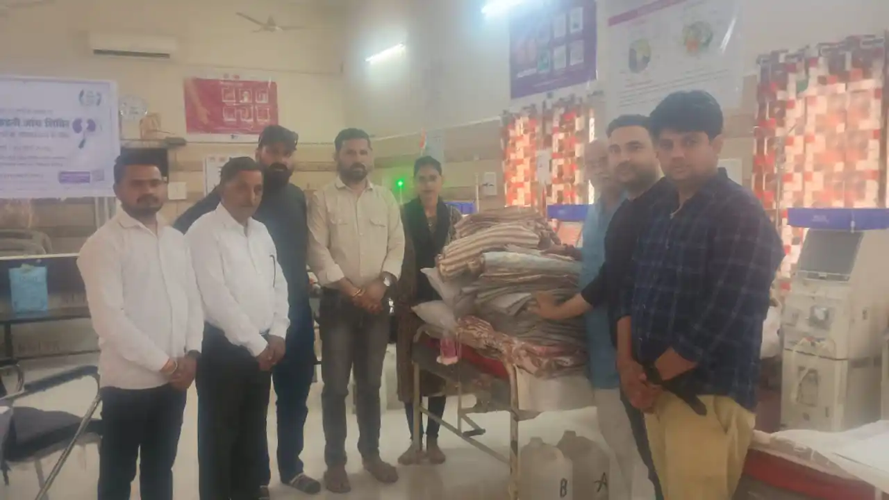 इंदिरा गांधी जिला चिकित्सालय के डायलिसिस में कंबल वितरित किए