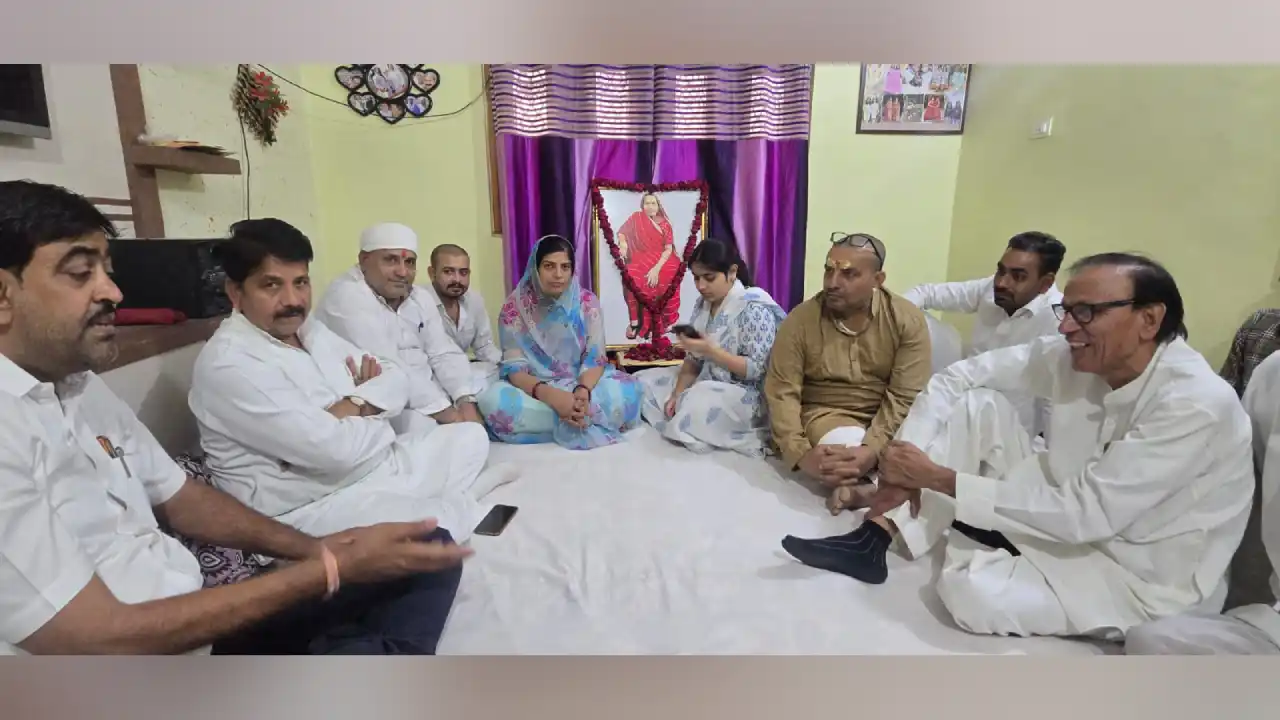 पूर्व गृह मंत्री बाला बच्चन अल्प प्रवास पर मंदसौर आए