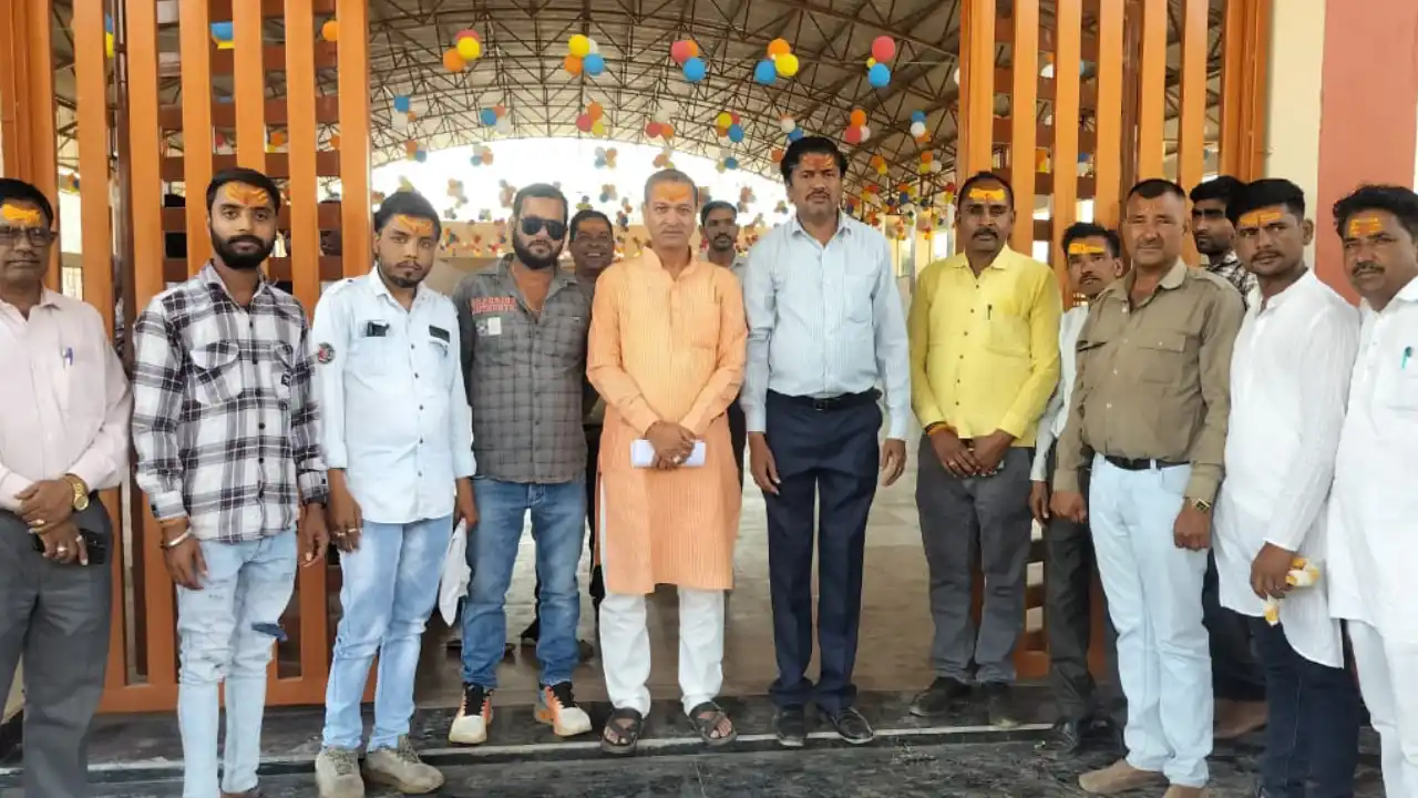 होली मिलन समारोह में पूर्व मंत्री सकलेचा ने पत्रकारों के साथ फूलों से खेली होली