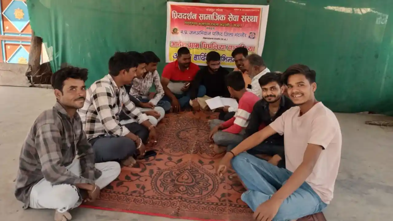 आदर्श ग्राम की मासिक बैठक सम्पन्न