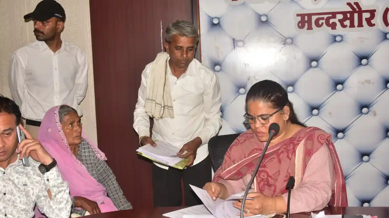 सीईओ जिला पंचायत एवं अपर कलेक्‍टर द्वारा जिला स्‍तरीय जनसुनवाई के दौरान 69 आवेदकों की समस्‍याएं सुनी