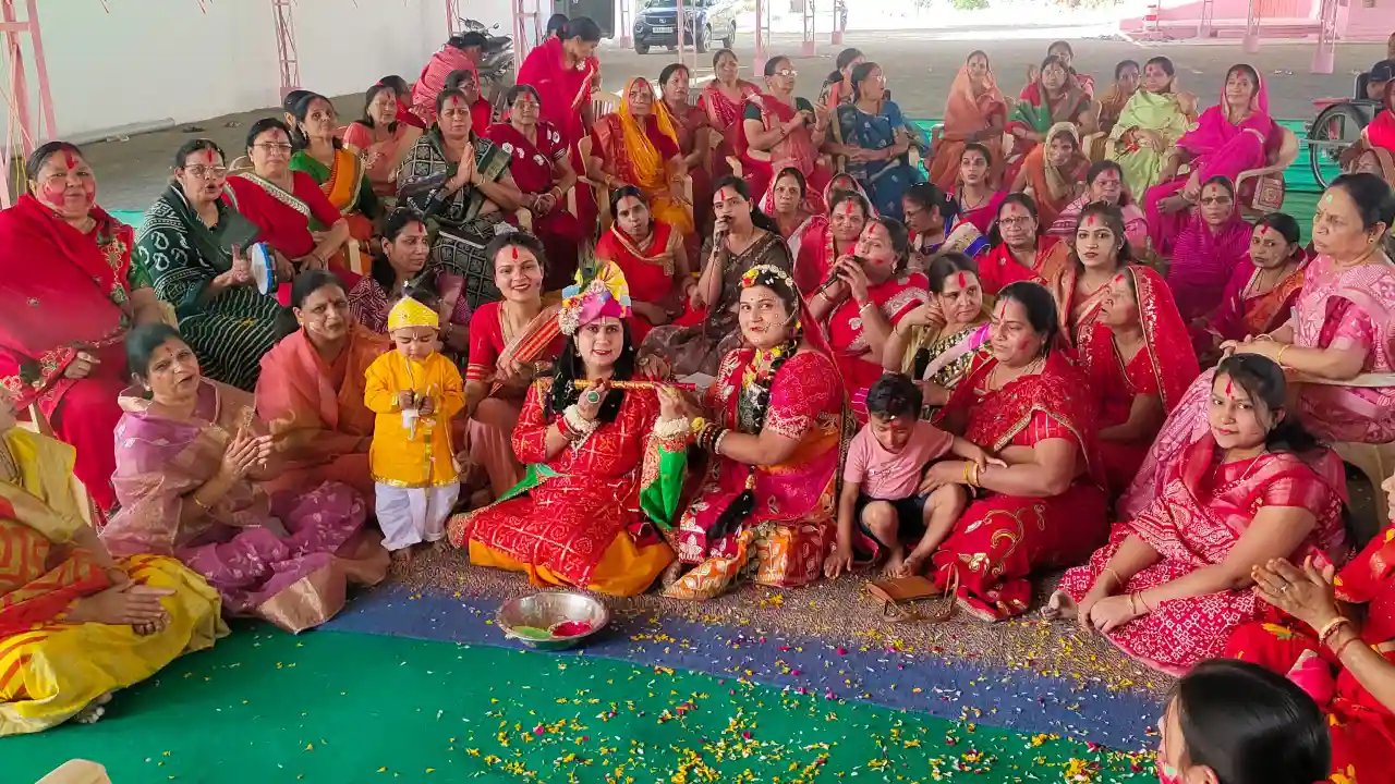महिलाओं ने फाग उत्सव मनाया एवं गुलाल अबीर से होली खेली