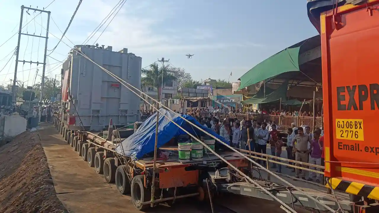 कुकड़ेश्वर में दिखा अनोखा नजारा: 144 पहियों पर सवार विशाल ट्रांसफार्मर देखने उमड़ी भीड़