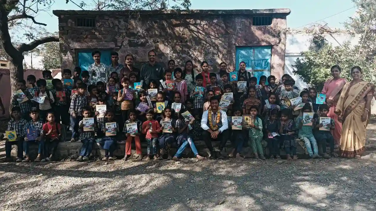 जन्मदिन के अवसर पर बच्चों में पाठ्यसामग्री वितरण बेजुबान जानवरों को चारा एवं जलपात्र लगाएं।